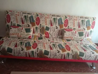 Sofá Cama Multicolor con Detalles Rojos