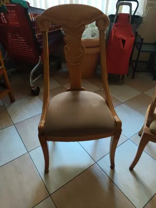 Sillas de madera con asiento de tela