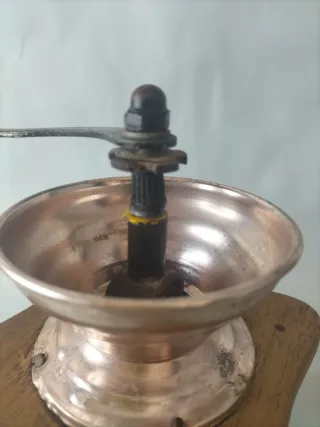 Molinillo de café antiguo artesanal