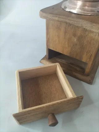 Molinillo de café antiguo artesanal