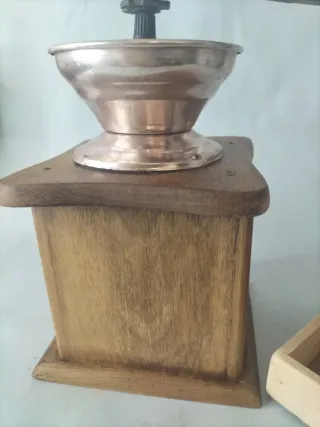 Molinillo de café antiguo artesanal