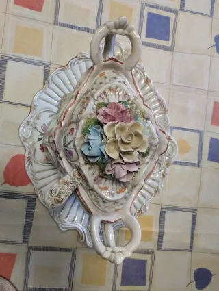 Sopera antigua de porcelana con flores