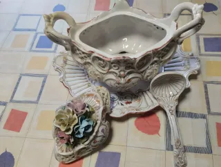 Sopera antigua de porcelana con flores