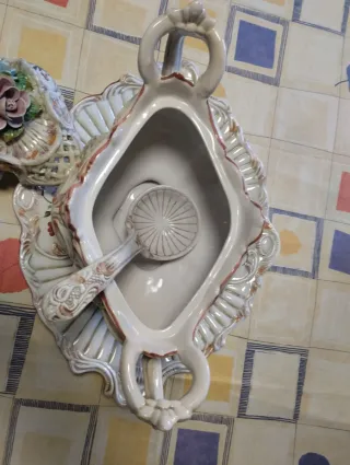 Sopera antigua de porcelana con flores