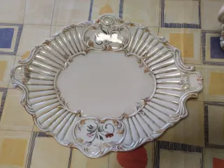 Sopera antigua de porcelana con flores