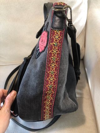 Bolso Desigual con bordados aterciopelados