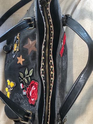 Bolso Desigual con bordados aterciopelados
