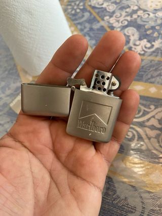 Lote de 8 mecheros variados y Caja Cohiba