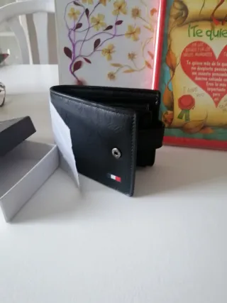 Cartera Negra y Marco Decorativo