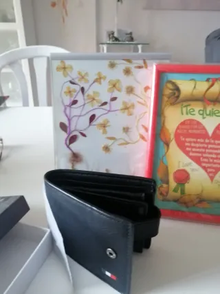 Cartera Negra y Marco Decorativo