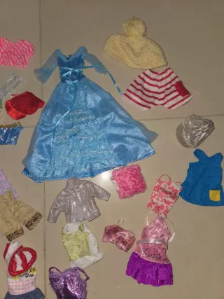 Lotto vestiti Barbie e accessori
