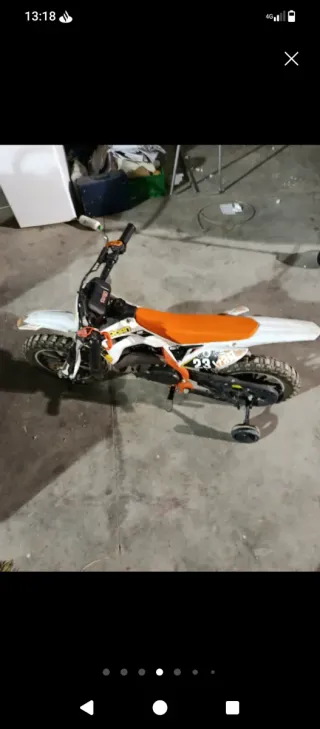Mini moto de cross naranja y blanca