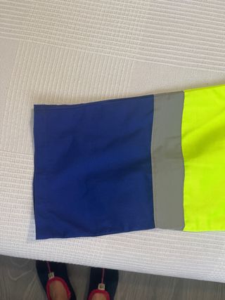 Pantalón de trabajo azul con detalles fluorescente