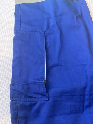 Pantalón de trabajo azul con detalles fluorescente