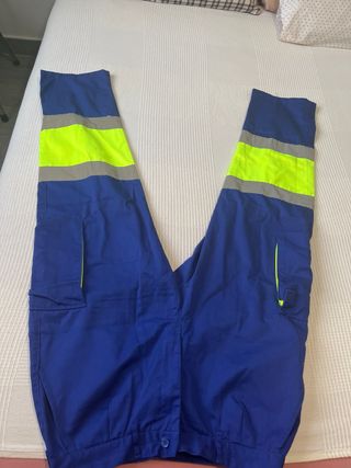 Pantalón de trabajo azul con detalles fluorescente