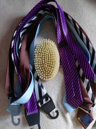 Cepillo de madera y corbatas