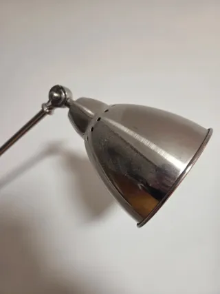 Lámpara de pie plateada de metal