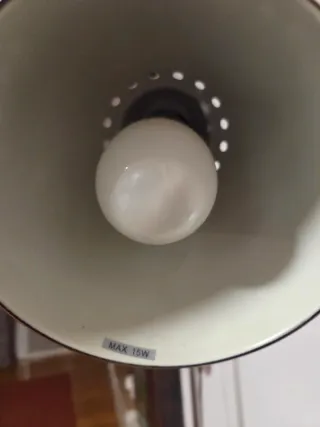 Lámpara de pie plateada de metal