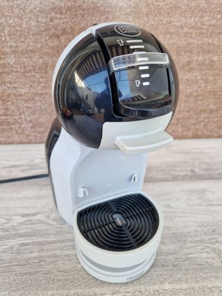 Cafetera Dolce Gusto Negra y Blanca