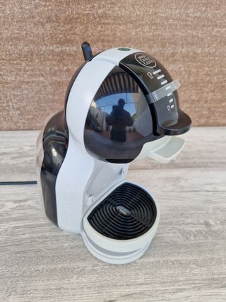 Cafetera Dolce Gusto Negra y Blanca