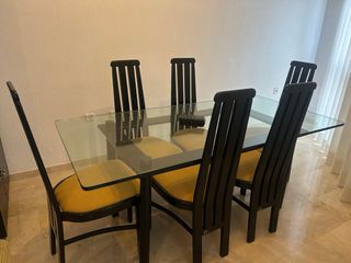 Mesa comedor cristal y sillas + mueble con vitrina