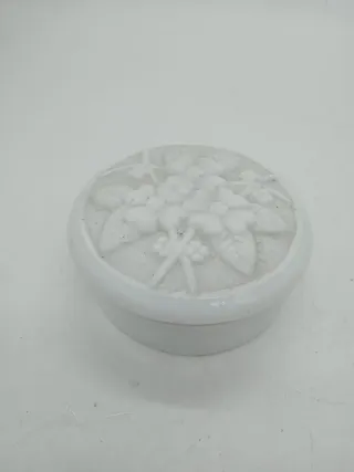 Scatolina Limoges bianca fiori rilievo