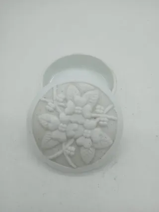 Scatolina Limoges bianca fiori rilievo