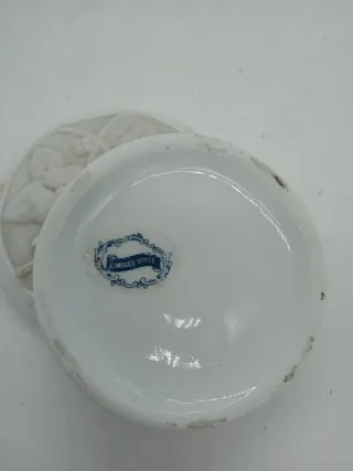 Scatolina Limoges bianca fiori rilievo