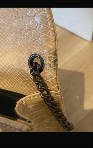 Bolso polipiel beige con cadena