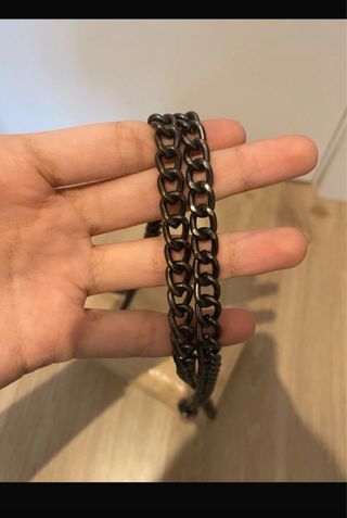 Bolso polipiel beige con cadena