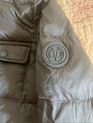 Plumífero azul con capucha y bolsillos