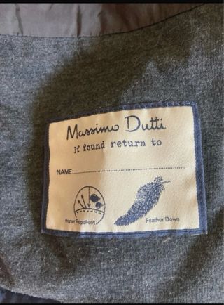 Plumífero azul con capucha y bolsillos