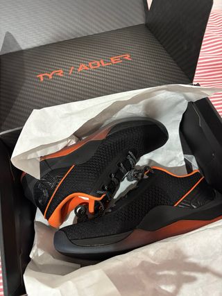 Zapatillas TYR Negras y Naranjas