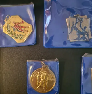 10 Medaglie sportive,  5 con Portachiavi
