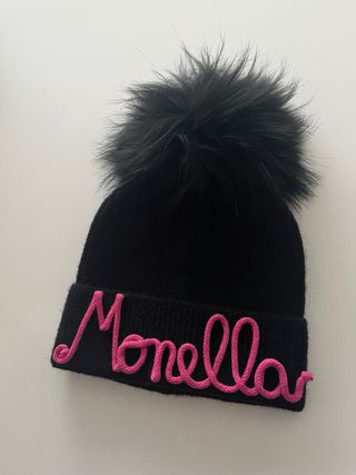 Cappello invernale con pon pon e scritta