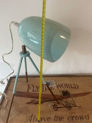 Lámpara de mesa azul trípode.