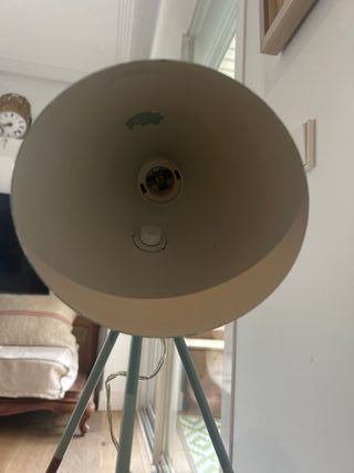 Lámpara de mesa azul trípode.