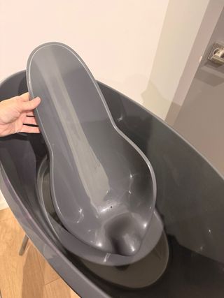 Bañera bebé gris con patas y reductor