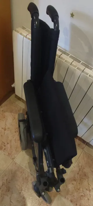 Silla de ruedas  sin reposapiés .