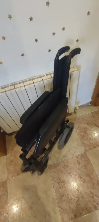 Silla de ruedas  sin reposapiés .