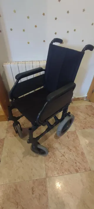 Silla de ruedas  sin reposapiés .