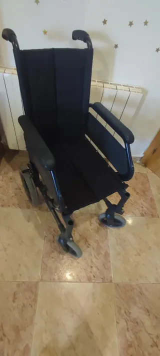 Silla de ruedas  sin reposapiés .