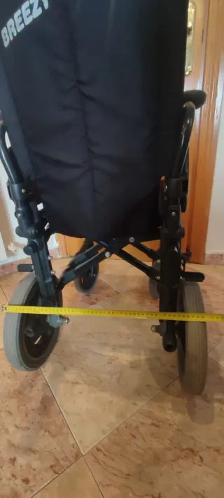 Silla de ruedas  sin reposapiés .