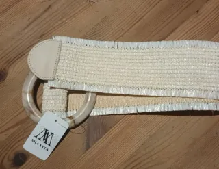 Cinturón beige con hebilla redonda