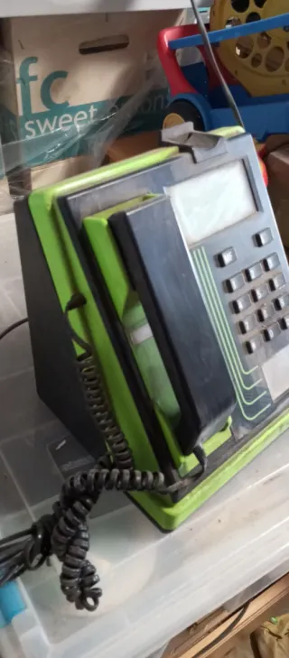 Cabina telefónica Tele-Matrix negra/verde