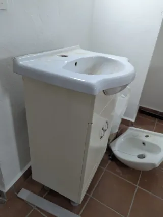 Mueble de baño con lavabo de loza blanca