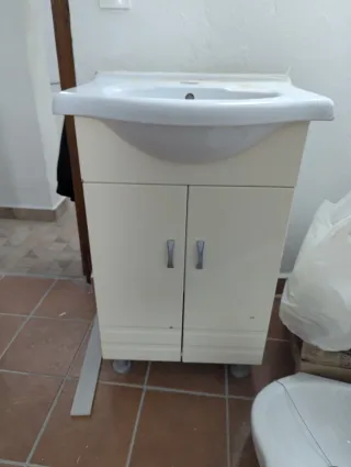 Mueble de baño con lavabo de loza blanca