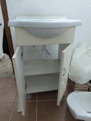 Mueble de baño con lavabo de loza blanca