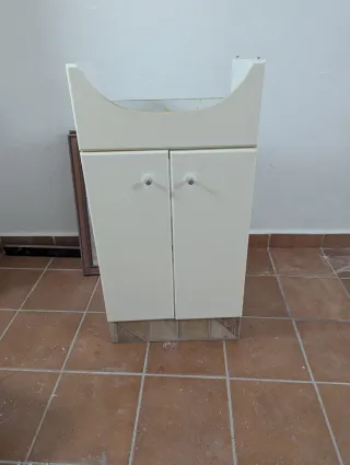 Mueble de baño con lavabo de loza blanca