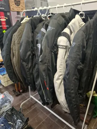 ROPA MOTO: CHAQUETAS, CASCOS, GUANTES, PANTALONES